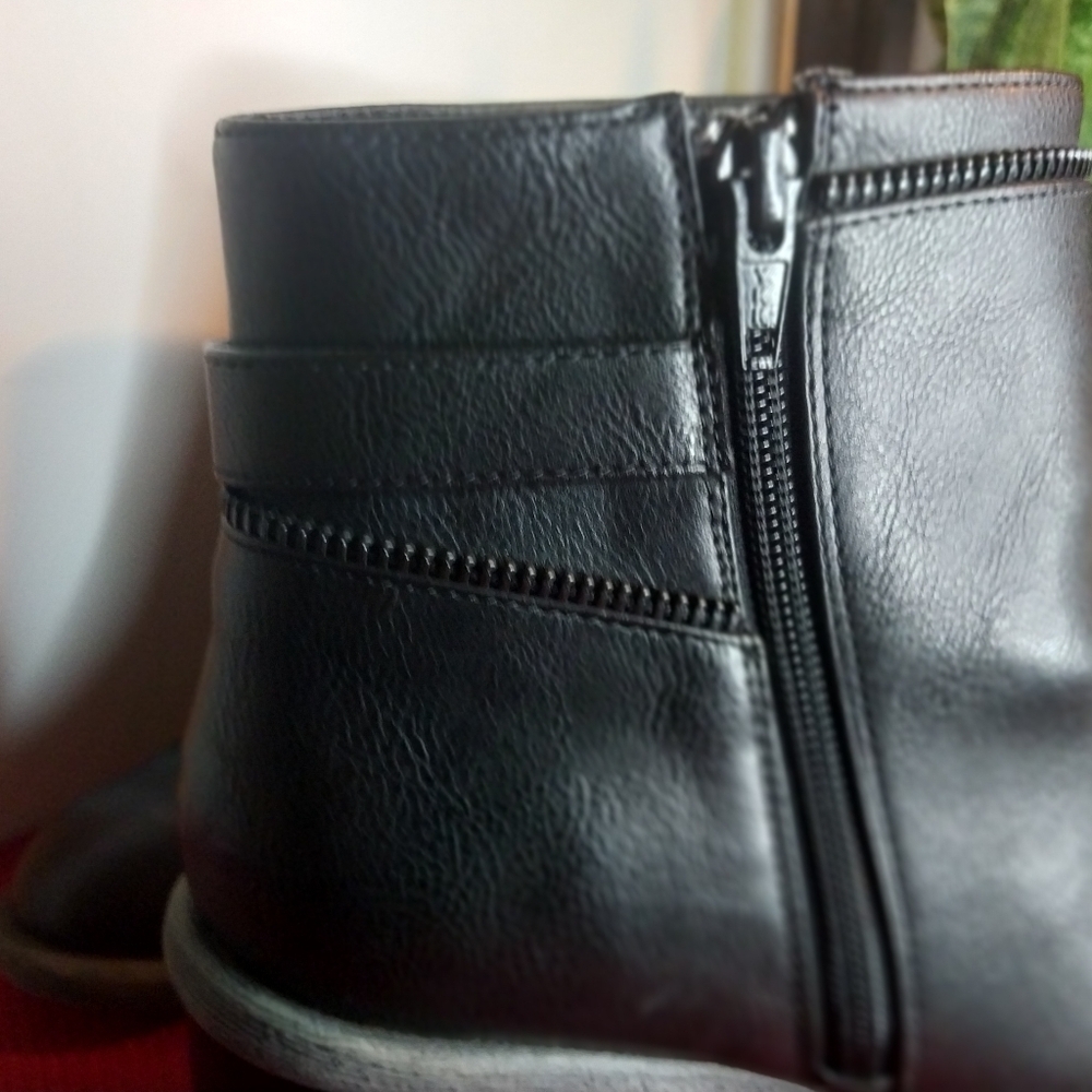 Gianni Bini Womem's 8.5 M Black Ankle Boots with Stacked Heel Black Leather - Picture 9 of 9